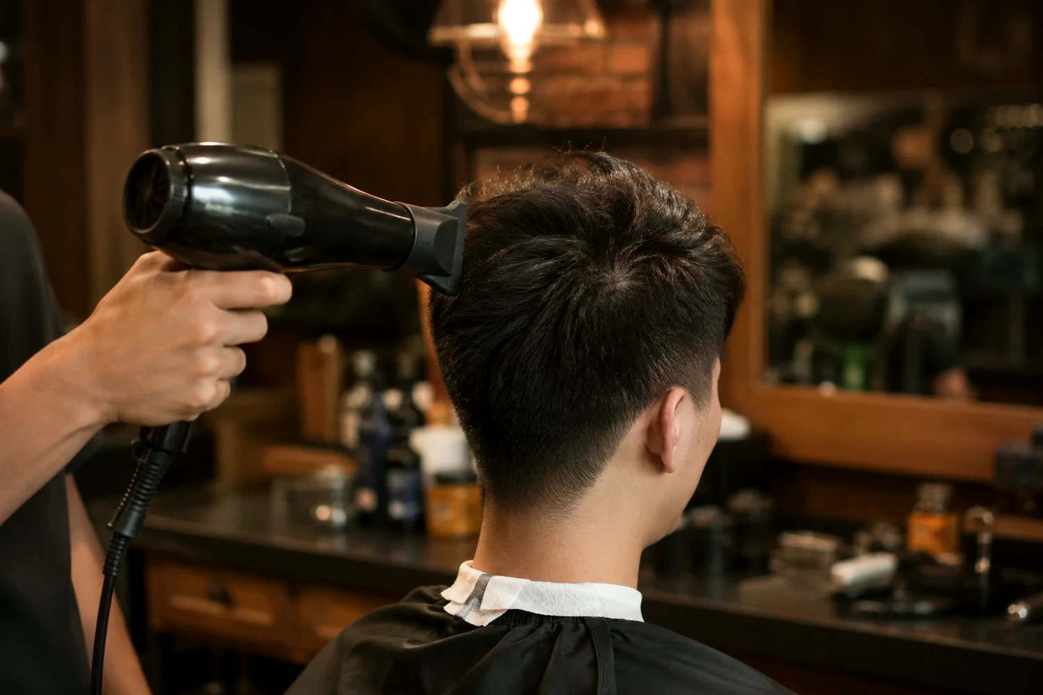 Sấy tóc nam bằng máy sấy để nhiệt vừa chống tóc khô xơ tại tiệm barber Cầu Giấy