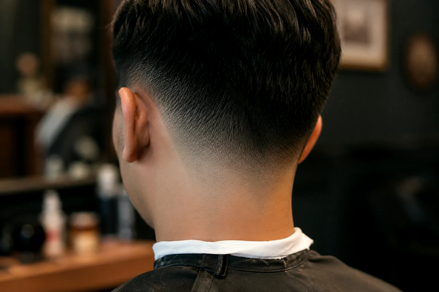Cận cảnh phần gáy fade gọn cho khuôn mặt vuông