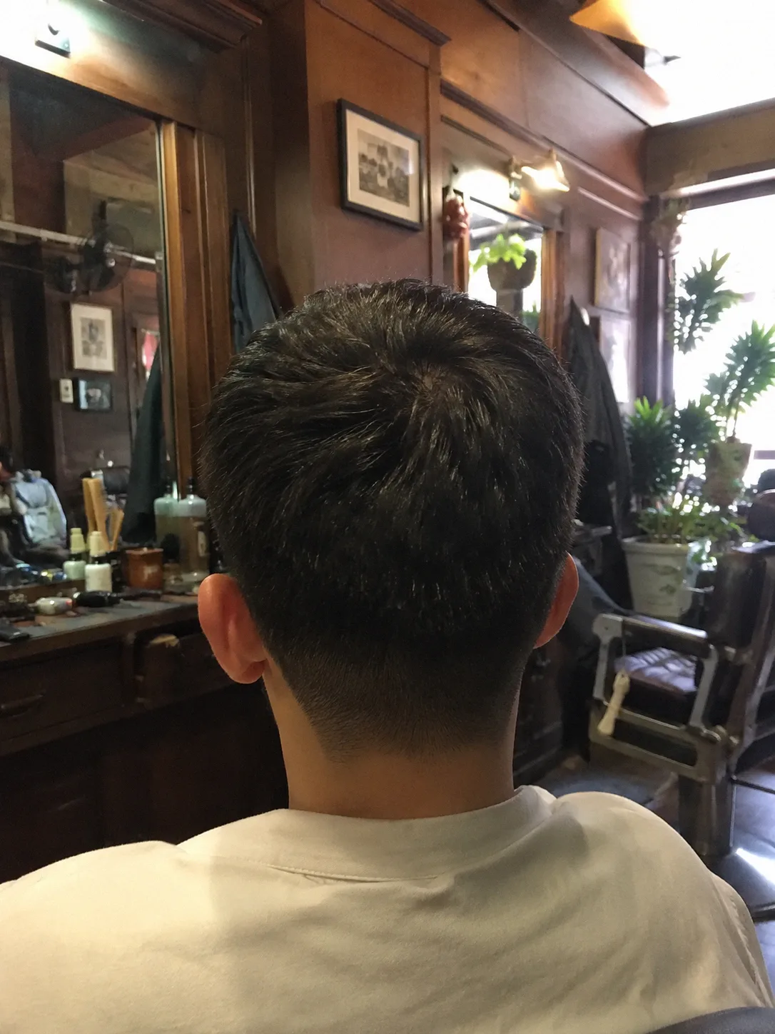 Tóc nam vuốt sáp tạo kiểu tự nhiên tại barber Cầu Giấy