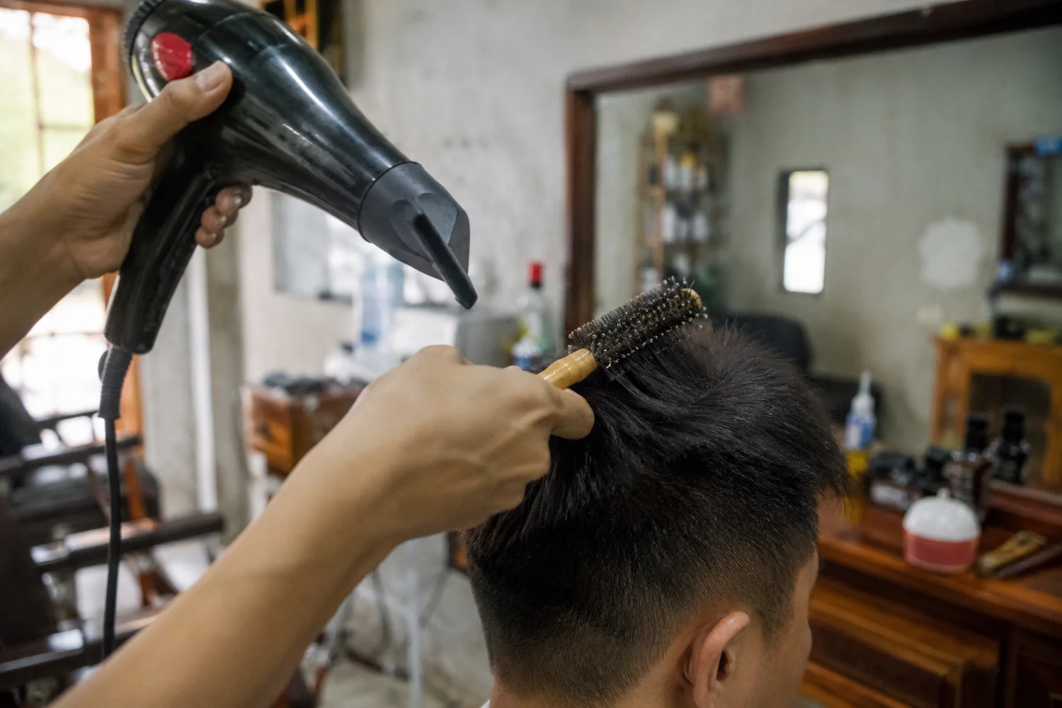 Tạo phồng tóc nam mỏng bằng máy sấy và sáp mờ tại tiệm barber Cầu Giấy