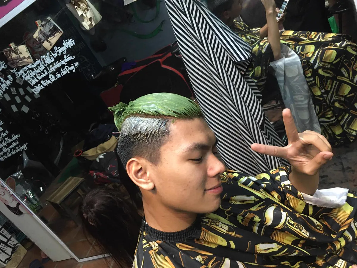 Khách cắt tóc nam kiểu fade tại Gentleman's House, Phạm Văn Đồng, Cầu Giấy