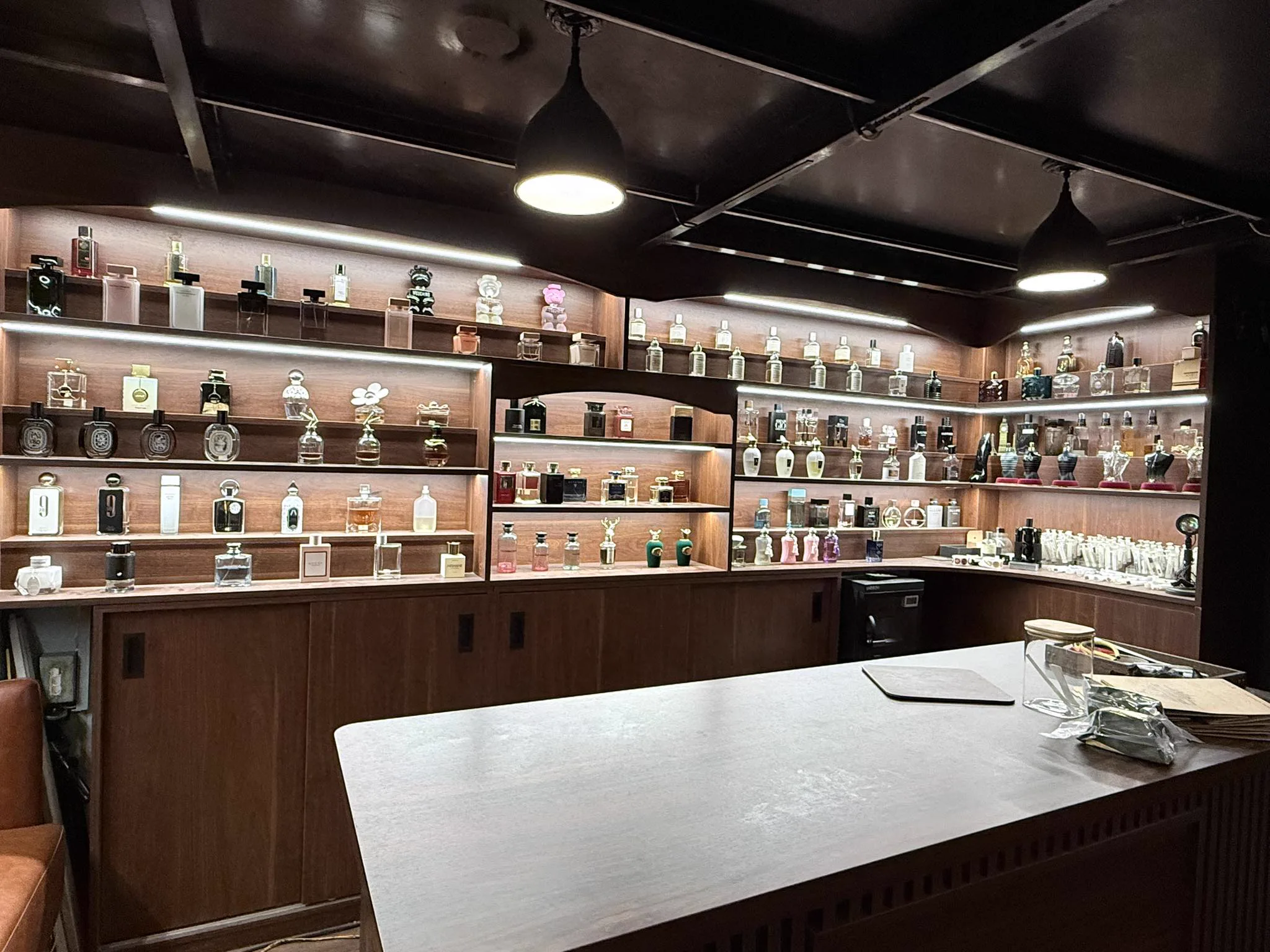 Kệ nước hoa chiết chính hãng với chai gốc tại cửa hàng Gentleman's House, Cầu Giấy, Hà Nội